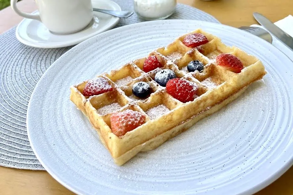 Waffle de Bruselas con azúcar glass, fresas y moras azules